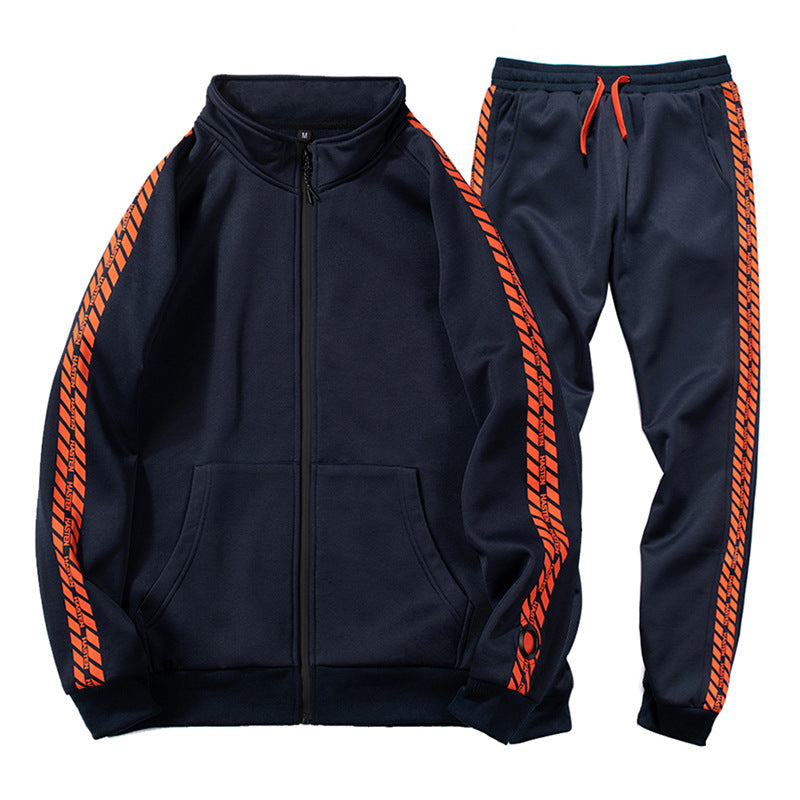 Tuta sportiva blu scuro con strisce arancioni, giacca con zip e pantaloni con coulisse. Abbigliamento casual uomo, moda sportiva.