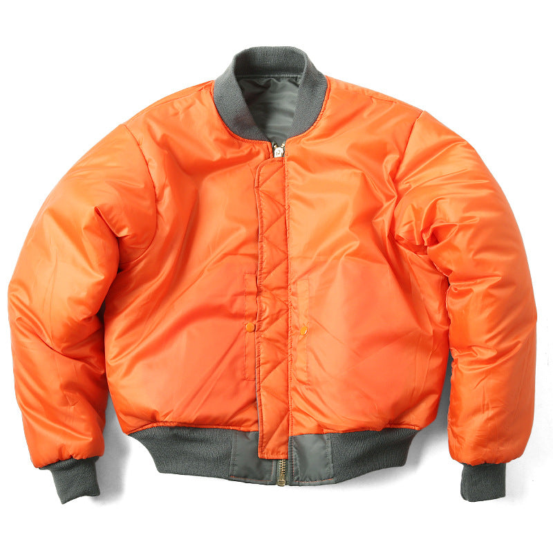 Giacca bomber arancione con colletto e polsini grigi, stile casual, moda autunno-inverno, tessuto imbottito, chiusura a zip frontale.