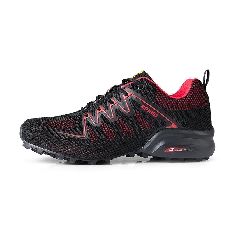 Scarpa da corsa nera e rossa, design sportivo, suola antiscivolo, ideale per trail running. Comfort e prestazioni elevate.