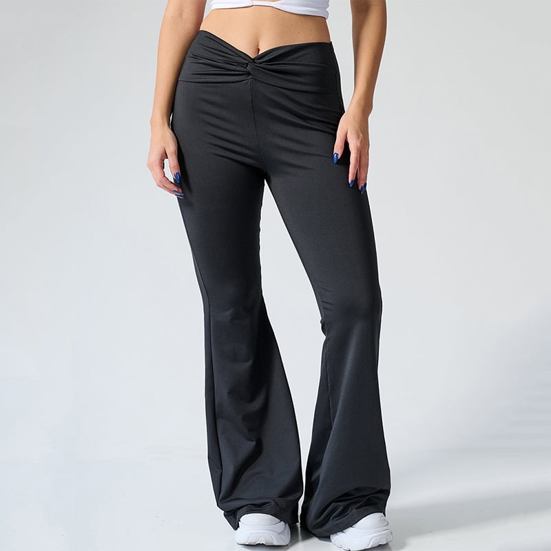 Pantaloni a zampa neri a vita alta, indossati da una donna con top bianco. Stile casual, perfetti per yoga o fitness. Tessuto elasticizzato e confortevole.