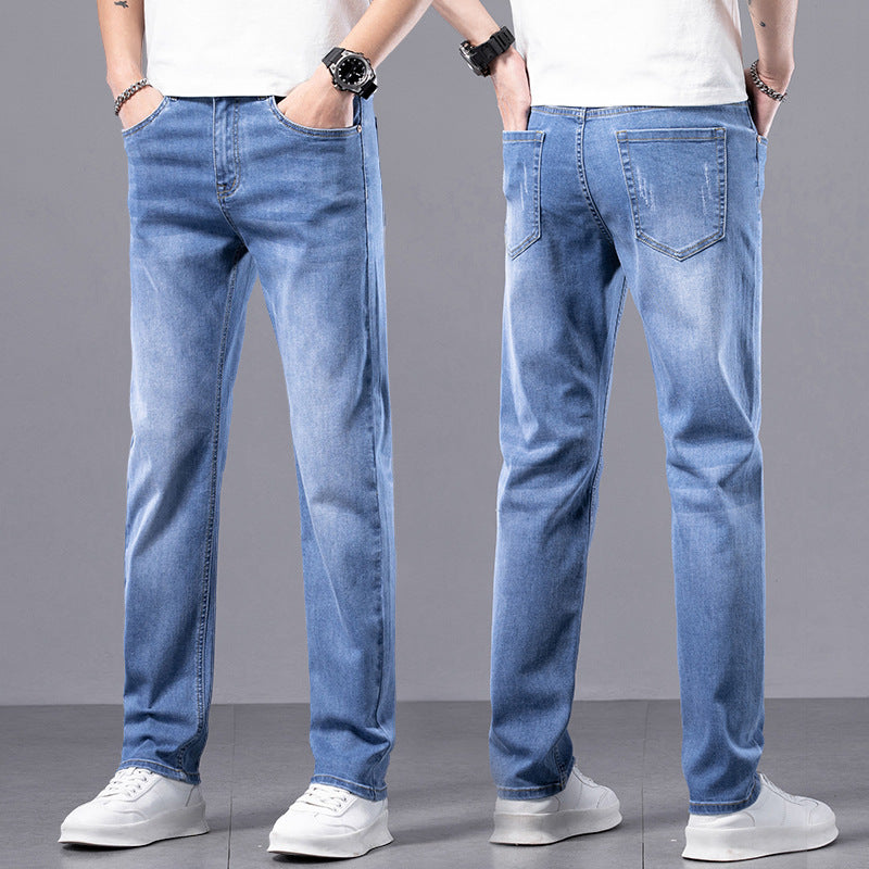 Jeans uomo blu chiaro, vestibilità slim, visti fronte e retro. Design casual, tasche posteriori, abbinati a scarpe bianche. Moda maschile moderna.