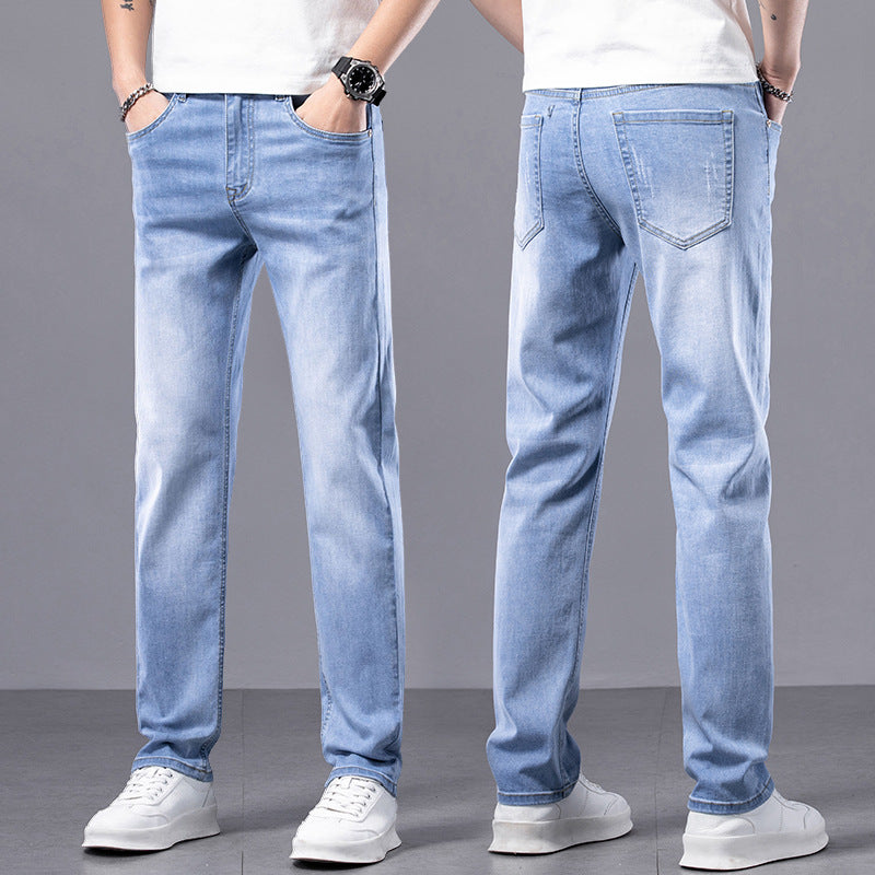 Jeans uomo azzurri, vestibilità slim, tasche anteriori e posteriori, abbinati a scarpe bianche. Moda casual, abbigliamento maschile trendy.