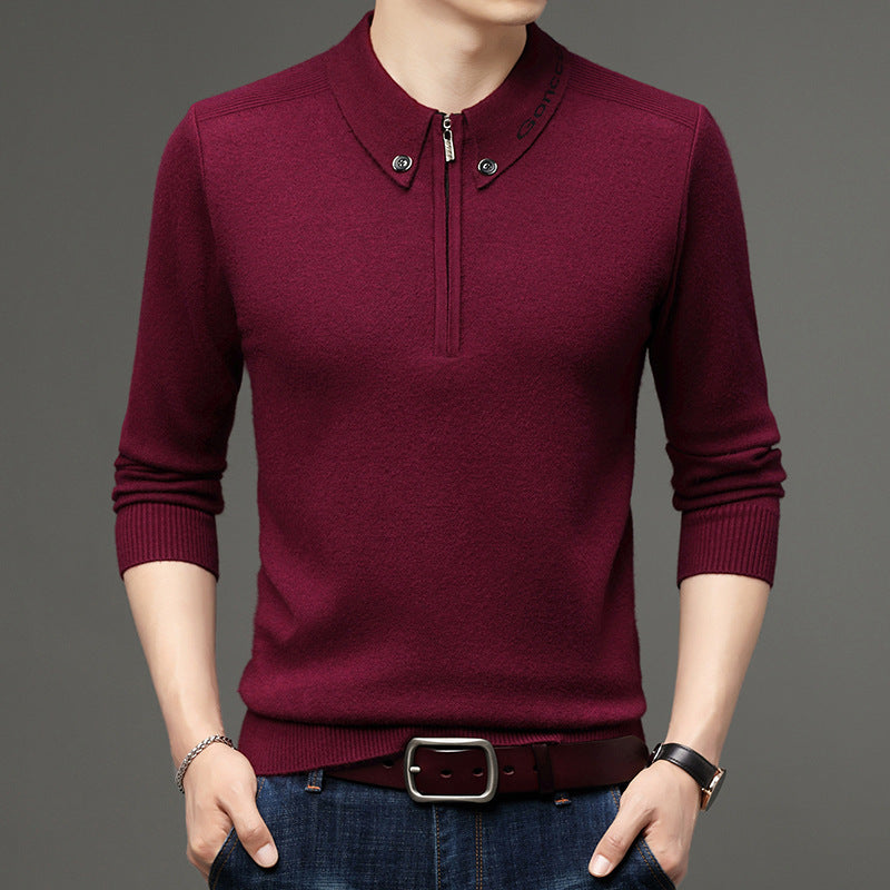 Maglione uomo bordeaux con zip e bottoni, maniche lunghe, abbinato a jeans blu. Moda maschile elegante, abbigliamento autunnale casual.