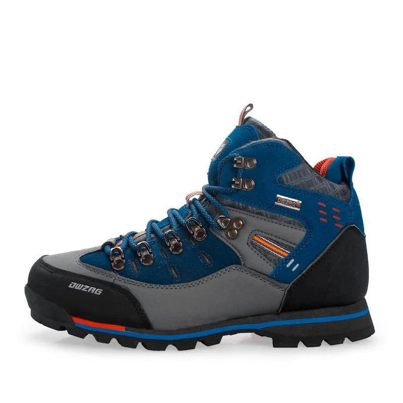 Scarponcino da trekking blu e grigio con suola antiscivolo, lacci robusti e dettagli arancioni. Ideale per escursioni in montagna e attività outdoor.