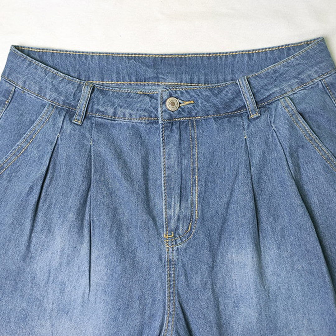 Jeans a vita alta in denim blu, con pieghe frontali e chiusura a bottone. Stile casual, perfetti per moda donna e abbigliamento quotidiano.