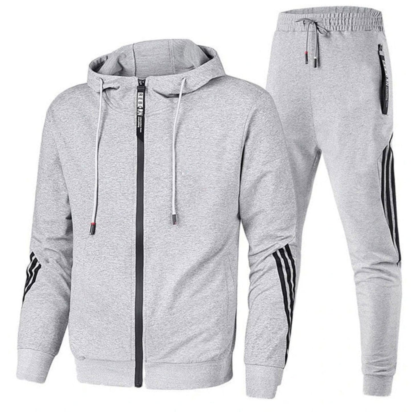 Tuta sportiva grigia con cappuccio, zip frontale e pantaloni con strisce nere laterali. Abbigliamento casual uomo, moda fitness, stile moderno.