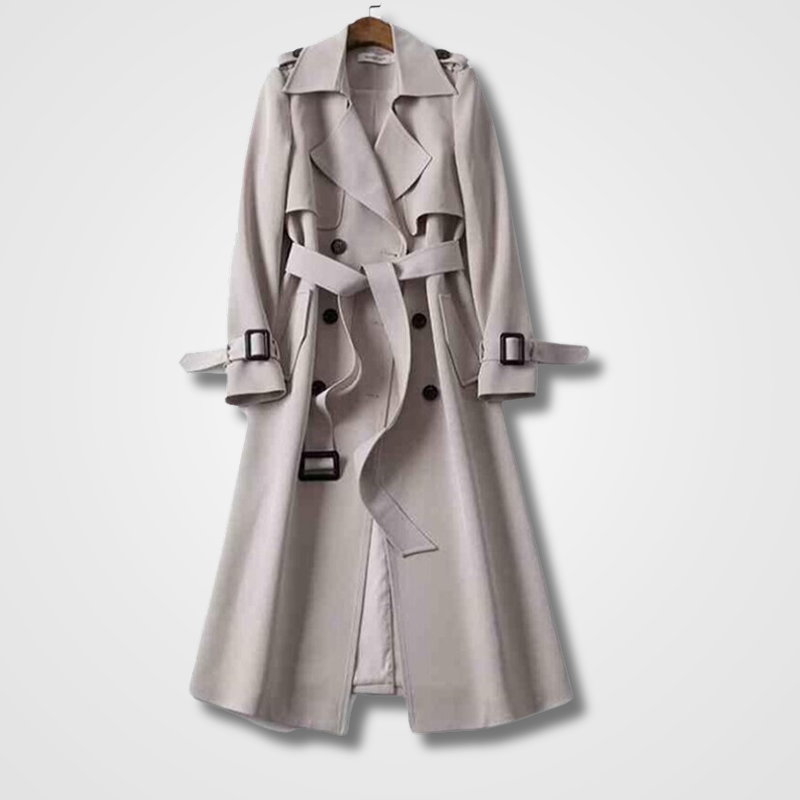 Cappotto trench beige elegante con cintura, bottoni doppi e spalline, appeso su gruccia. Moda autunnale, abbigliamento donna, stile classico.