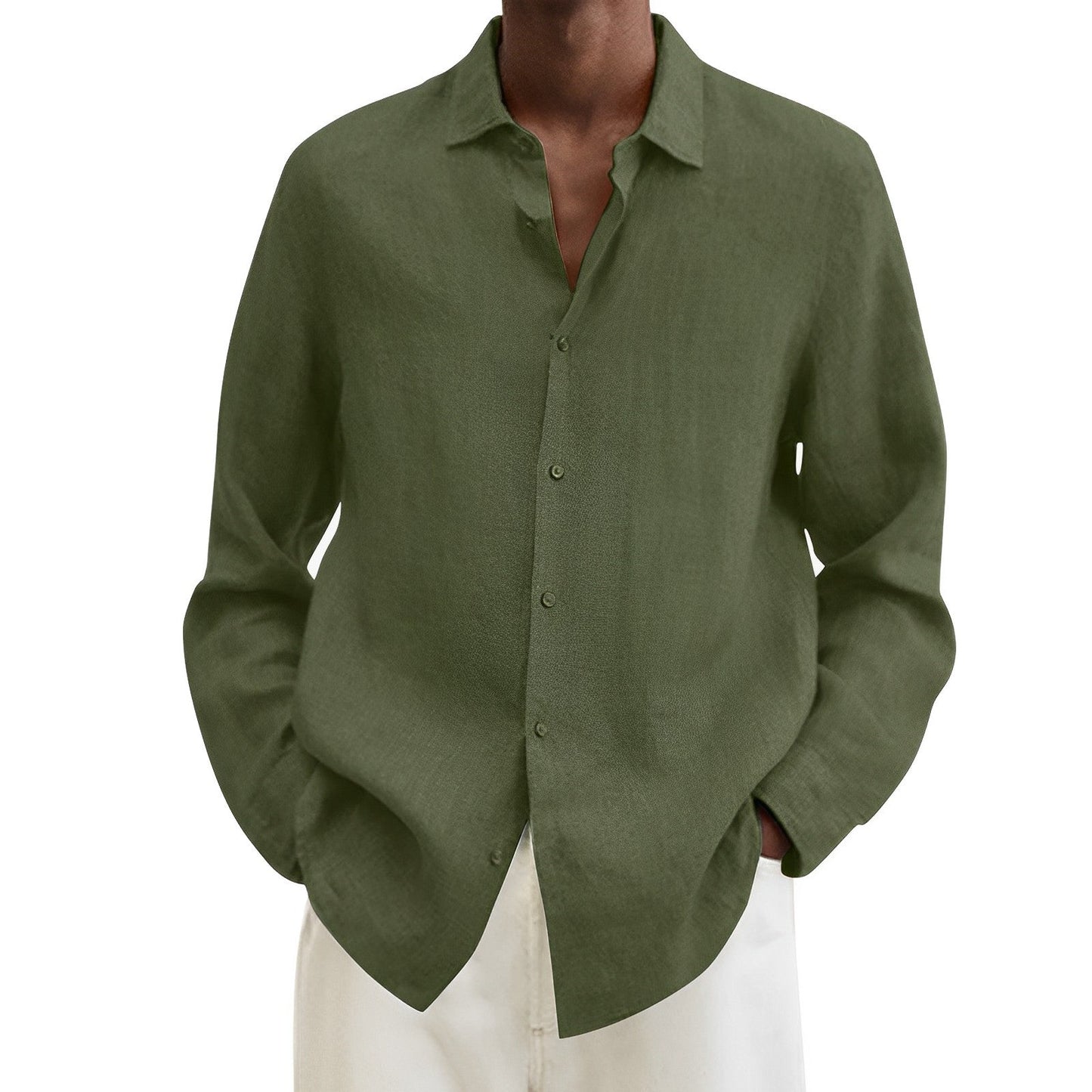 Camicia verde oliva da uomo in lino, maniche lunghe, colletto classico, abbinata a pantaloni bianchi. Moda casual elegante.