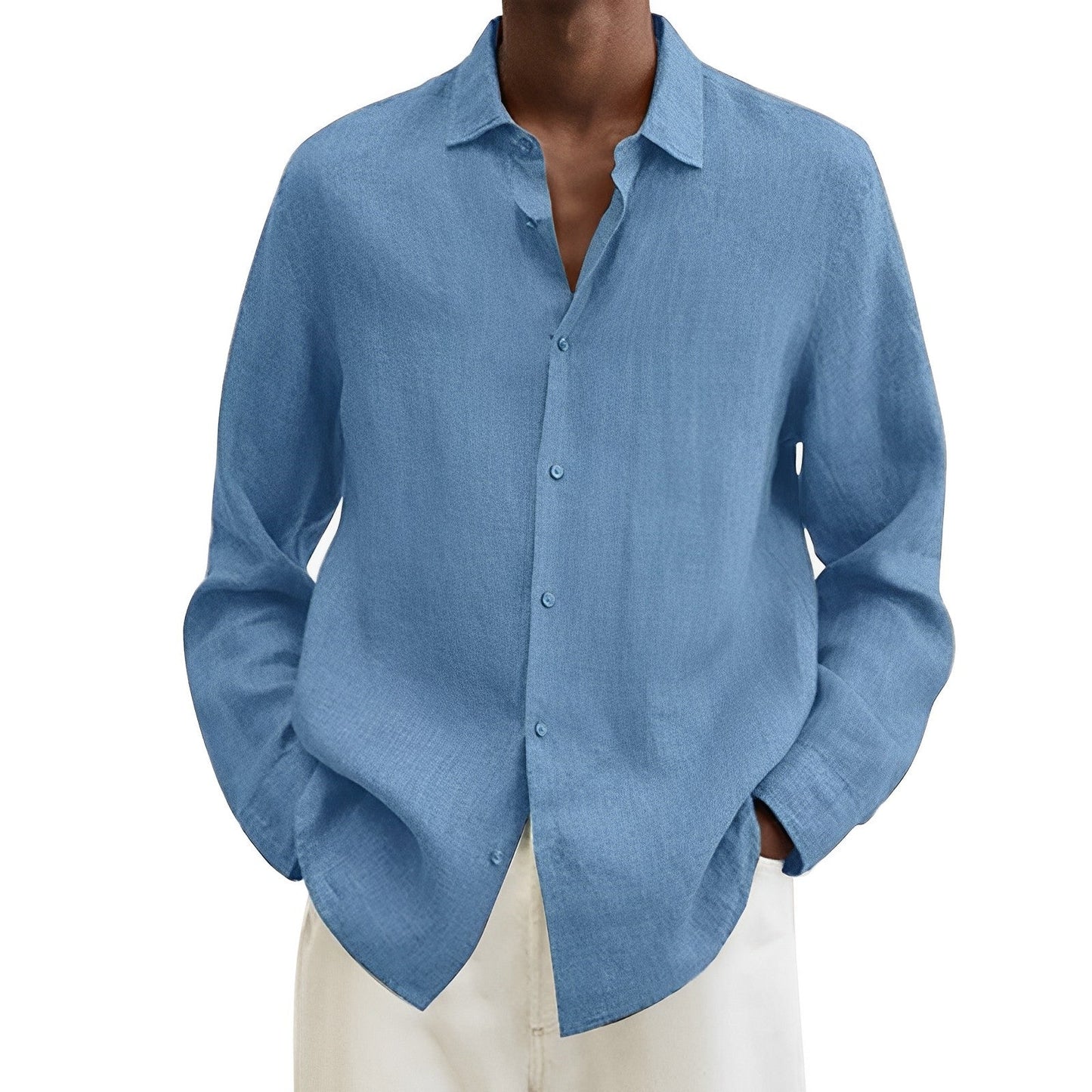 Camicia uomo in lino azzurro, maniche lunghe, colletto classico, abbinata a pantaloni bianchi. Moda estiva elegante e casual.