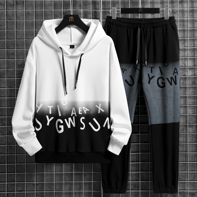 Felpa con cappuccio bianca e nera e pantaloni sportivi grigi su griglia. Design moderno con lettere stampate. Abbigliamento casual uomo.