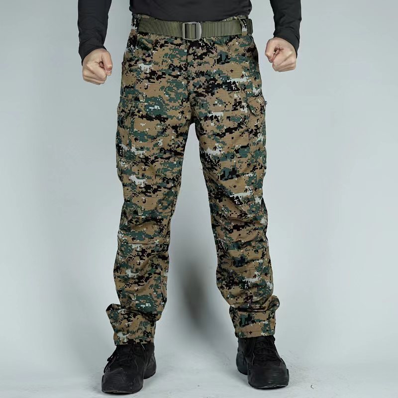 Pantaloni mimetici militari uomo, design tattico, multitasche, resistenti, ideali per outdoor, escursionismo, caccia, softair, colore verde e marrone.