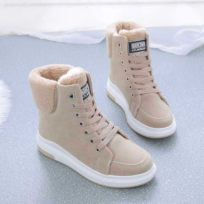 Scarpe da ginnastica invernali beige con fodera in pelliccia sintetica, suola bianca antiscivolo e lacci, ideali per moda casual e comfort termico.