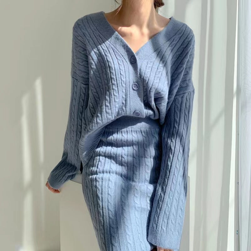 Maglione e gonna in maglia blu, design a trecce, stile casual elegante, moda donna autunno inverno, abbigliamento confortevole e chic.