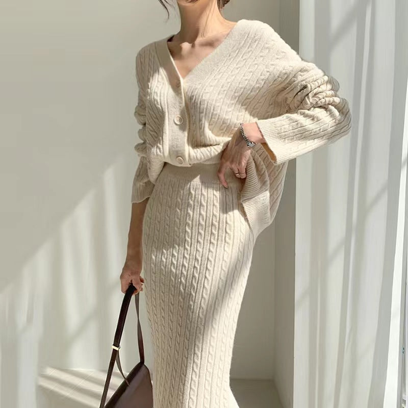 Donna in abito maglia beige, cardigan e gonna a coste, con borsa marrone. Moda autunnale elegante, look casual chic.