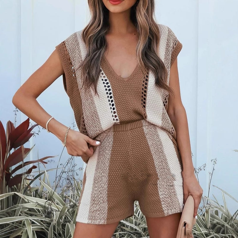 Donna con completo estivo a righe marroni e bianche, maglia senza maniche e pantaloncini, posa all'aperto. Moda estiva, abbigliamento casual chic.