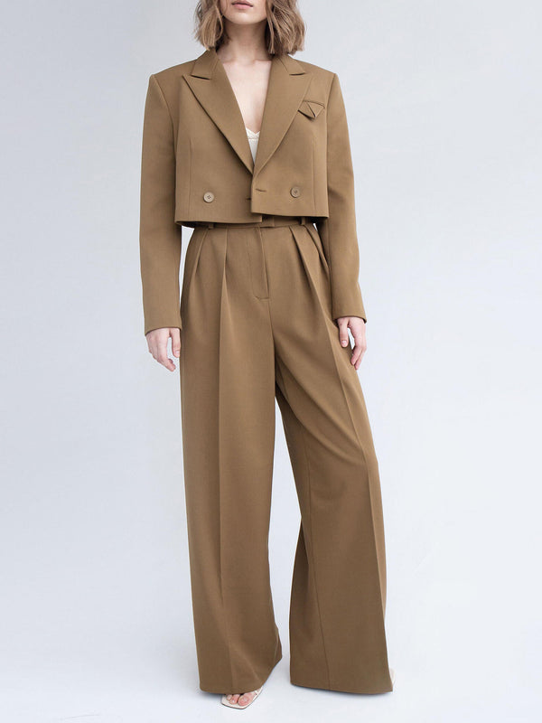 Completo donna elegante marrone, giacca corta e pantaloni a vita alta, moda autunno, abbigliamento formale, tendenze 2023.