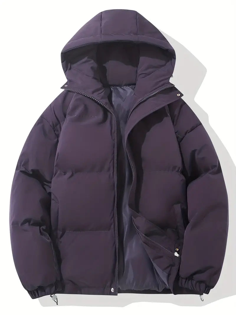 Giacca invernale imbottita viola con cappuccio, chiusura a zip, tasche laterali. Abbigliamento caldo e alla moda per la stagione fredda.