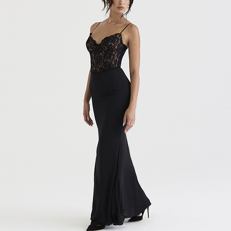 Donna in abito lungo nero elegante con corpetto in pizzo e spalline sottili, posa su sfondo bianco. Moda femminile, abbigliamento da sera.