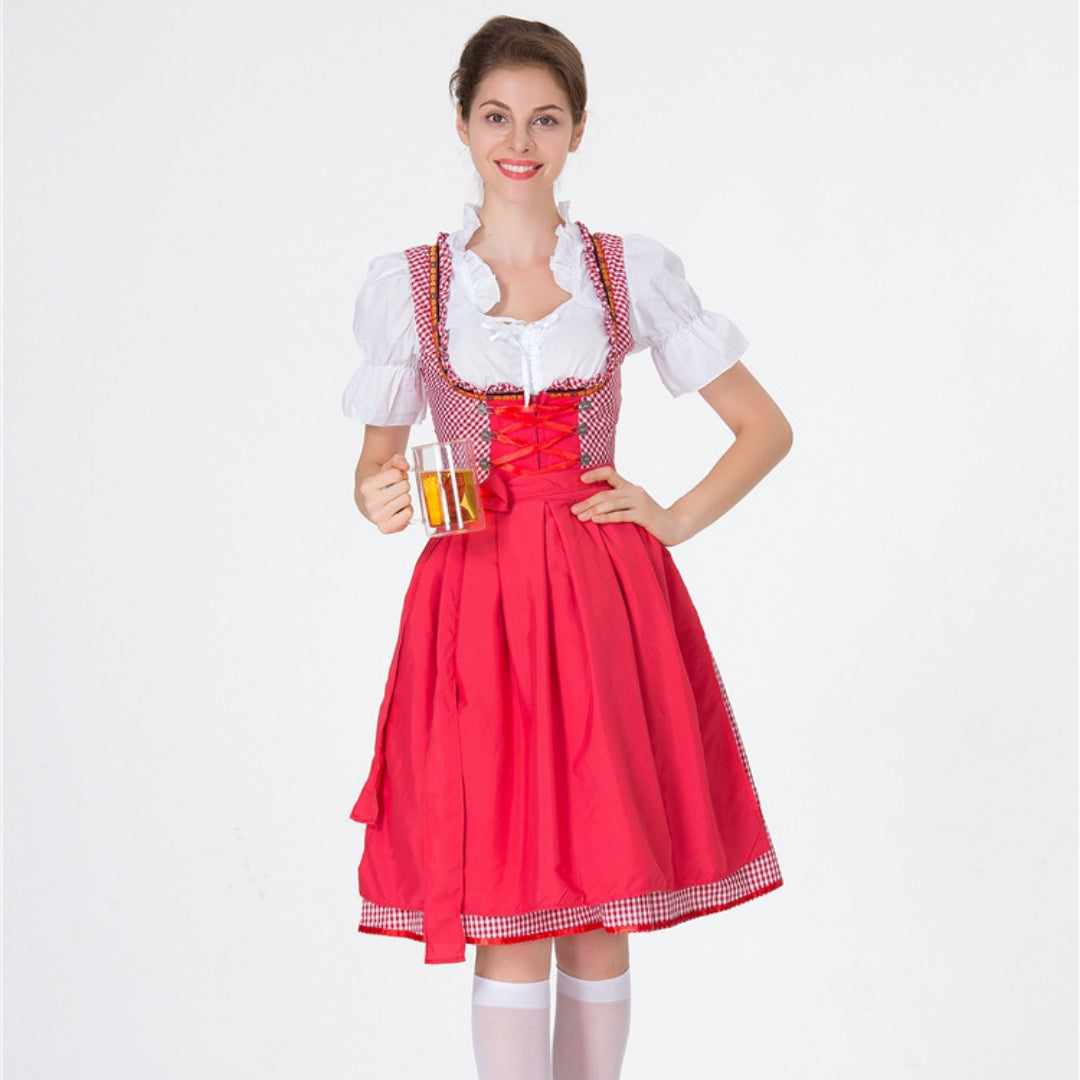 Donna in abito tradizionale bavarese rosso con camicetta bianca, tiene un boccale di birra. Oktoberfest, costume tedesco, festa della birra.