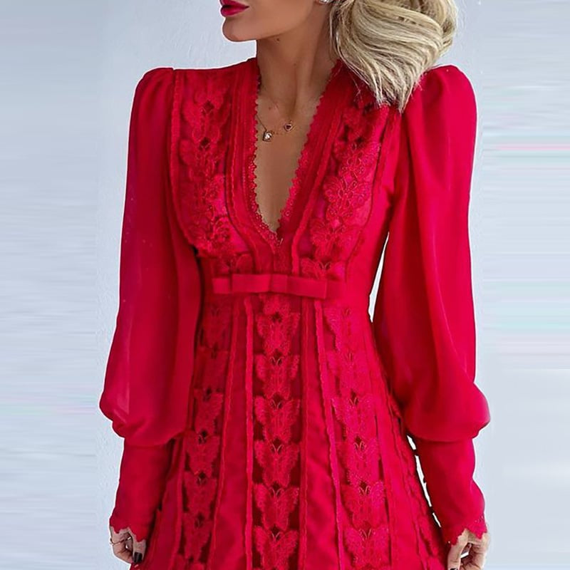 Donna in abito rosso elegante con dettagli in pizzo e maniche lunghe a sbuffo, stile sofisticato, moda femminile, abbigliamento da sera.