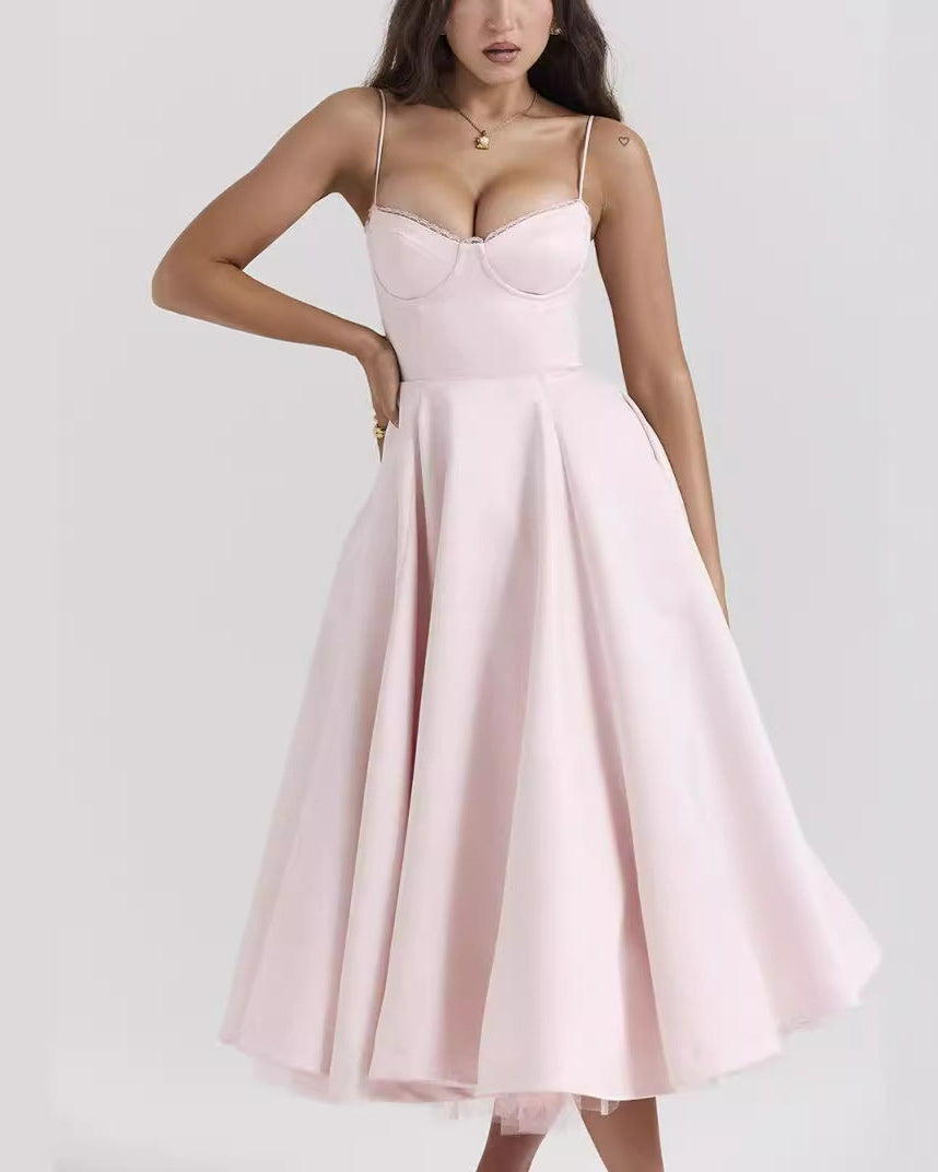 Abito rosa chiaro elegante con spalline sottili e scollatura a cuore, gonna ampia a pieghe, moda femminile, abbigliamento da sera sofisticato.