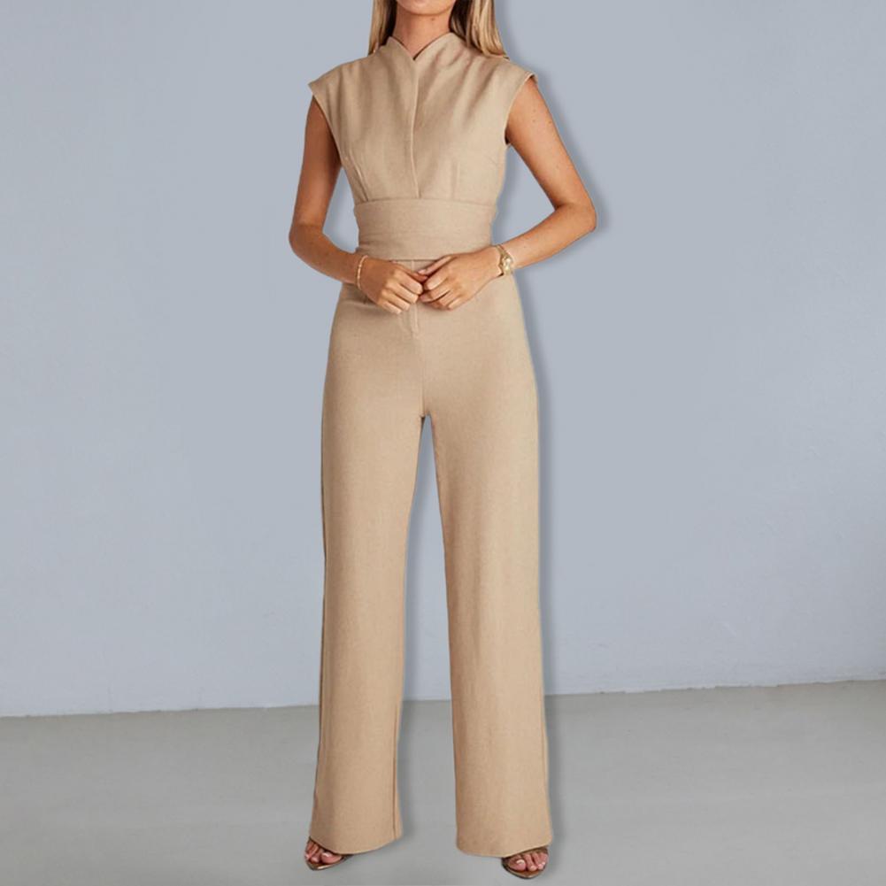 Donna in tuta elegante beige, senza maniche, con pantaloni a gamba larga. Moda femminile, abbigliamento chic, stile minimalista.