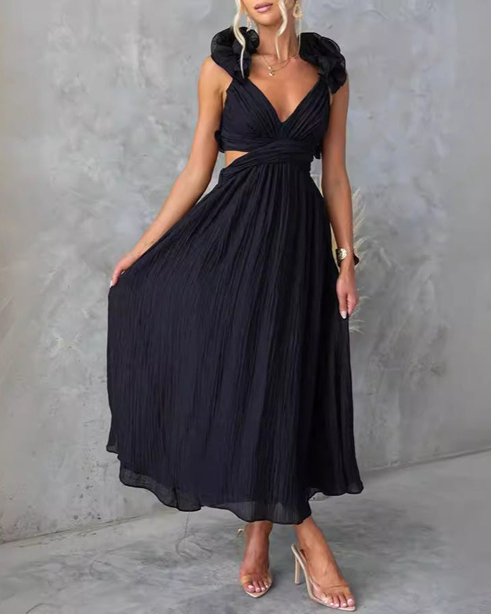 Abito lungo nero elegante con scollo a V e spalline arricciate, indossato da una donna con sandali trasparenti. Moda femminile, abbigliamento da sera.
