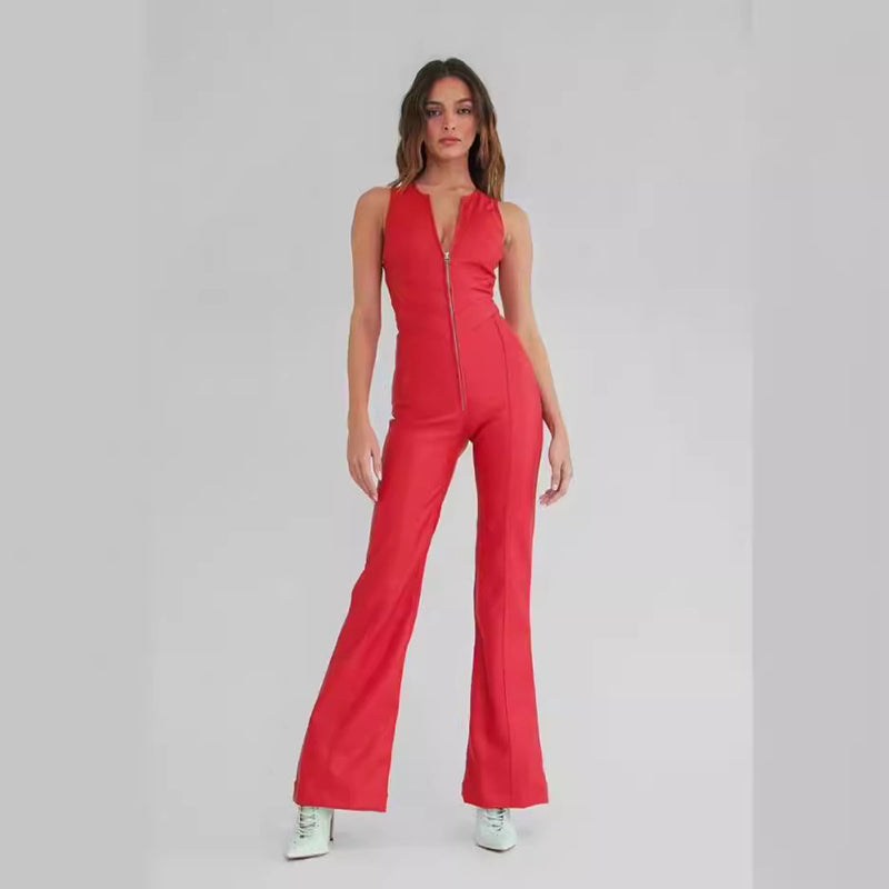 Tuta rossa elegante con zip frontale, indossata da modella su sfondo grigio. Abbigliamento moda donna, stile moderno e sofisticato.