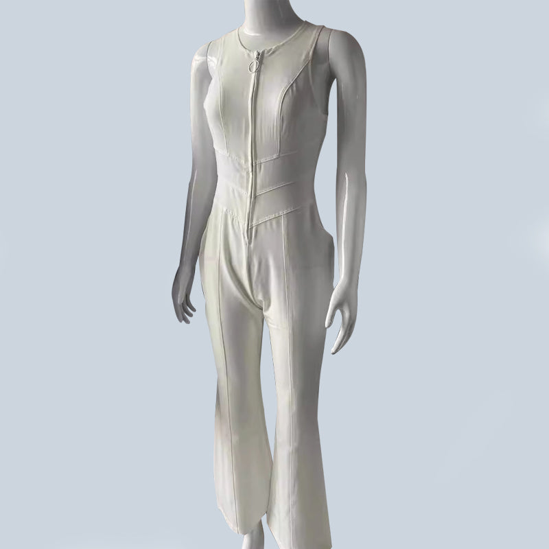 Tuta intera bianca senza maniche, con zip frontale, su sfondo grigio chiaro. Abbigliamento moda donna, elegante e moderno.
