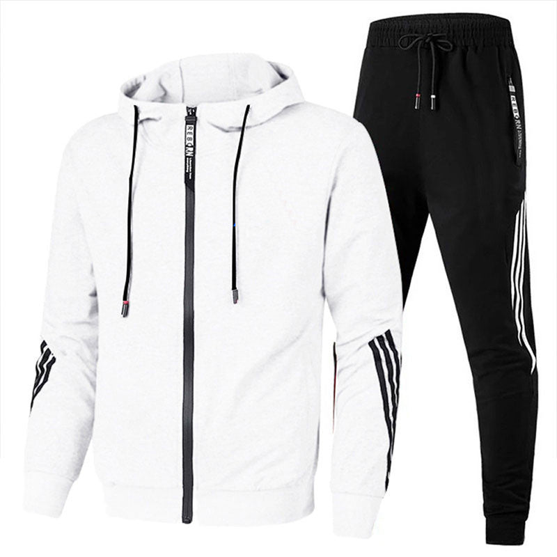 Tuta sportiva uomo, giacca bianca con cappuccio e pantaloni neri, design moderno, strisce laterali, abbigliamento casual e fitness.