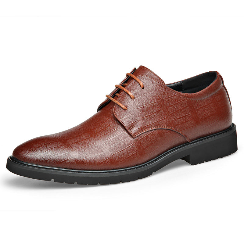 Scarpa elegante da uomo in pelle marrone, con lacci e suola nera antiscivolo. Design classico, ideale per abbigliamento formale e occasioni speciali.