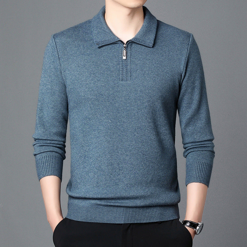 Maglione uomo blu con zip, maniche lunghe, colletto classico, indossato su sfondo grigio. Moda maschile elegante, abbigliamento casual.