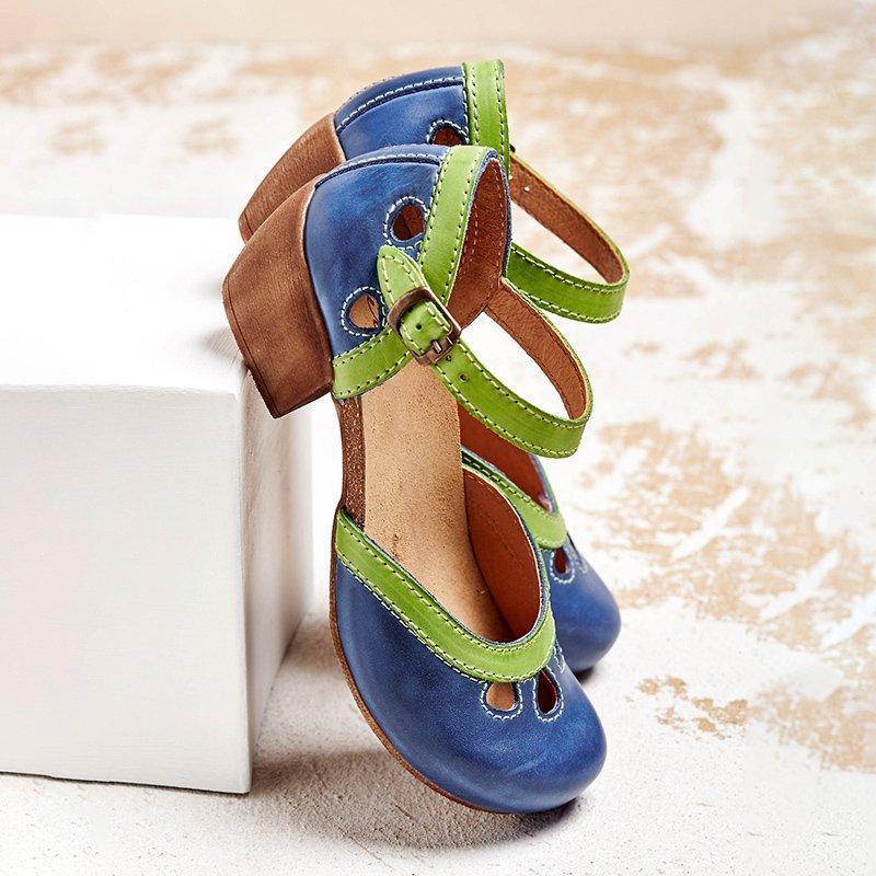 Scarpe da donna in pelle blu e verde con tacco basso, cinturino regolabile e design traforato, su sfondo chiaro. Scarpe eleganti e comode.
