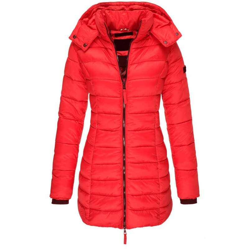 Giacca invernale donna rossa con cappuccio, imbottita, chiusura a zip, design trapuntato. Moda femminile, abbigliamento caldo, giacca elegante.