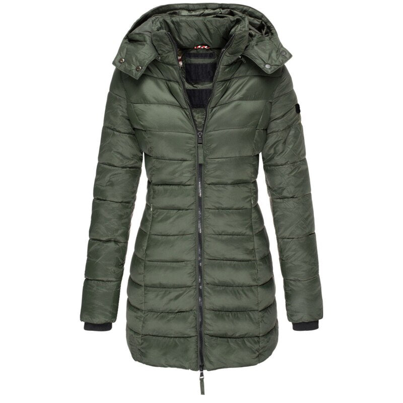 Giacca invernale verde oliva da donna con cappuccio, imbottitura trapuntata, chiusura a zip, design elegante e funzionale per climi freddi.