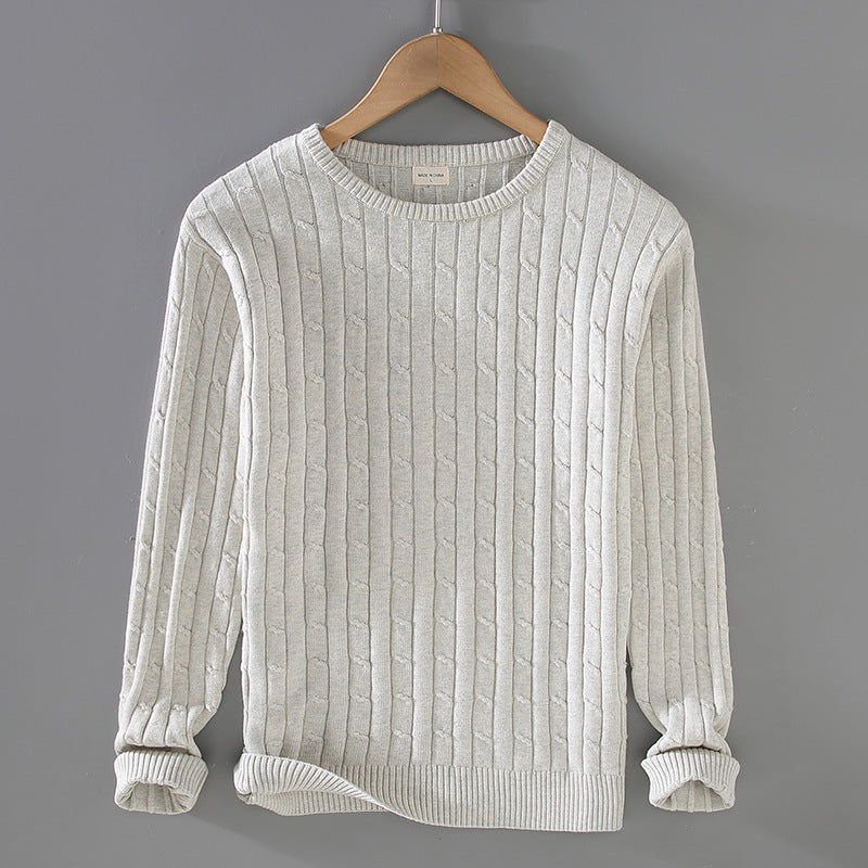 Maglione grigio chiaro in lana intrecciata su gruccia, design a trecce, moda autunnale, abbigliamento casual elegante, sfondo grigio.