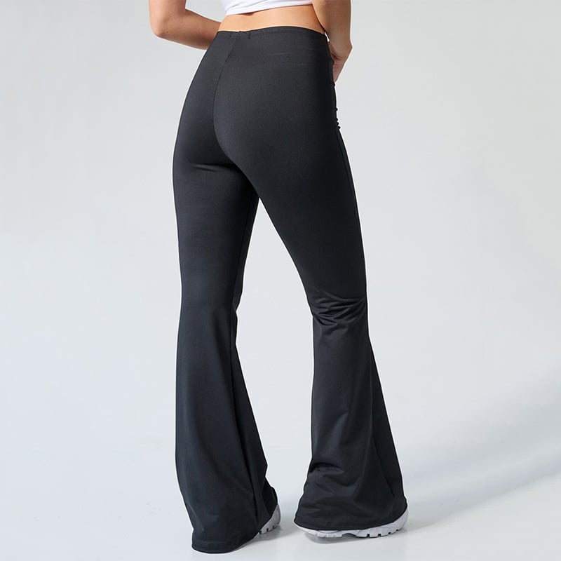 Pantaloni a zampa neri da donna, tessuto elasticizzato, indossati con top bianco. Stile casual, moda femminile, abbigliamento comodo.