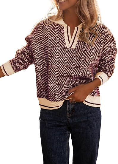Maglione donna a righe bianche e bordeaux, scollo a V, maniche lunghe, abbinato a jeans blu. Moda autunnale casual elegante.