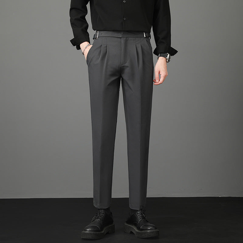 Pantaloni eleganti grigi da uomo, abbinati a camicia nera e scarpe nere. Moda maschile formale, stile classico, abbigliamento da ufficio.