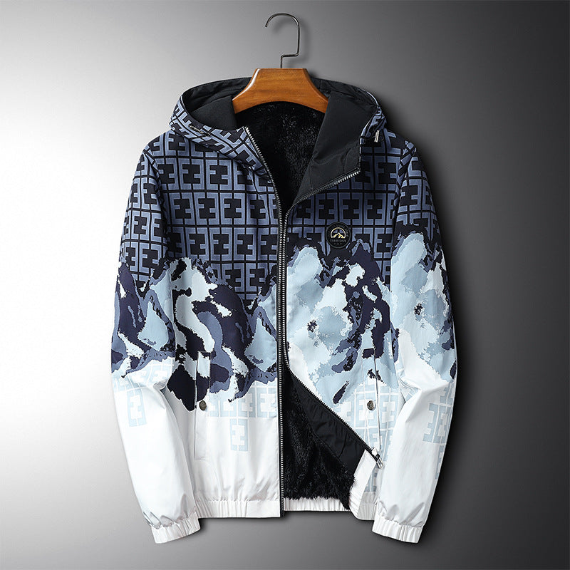 Giacca invernale con cappuccio, design geometrico blu e bianco, fodera interna in pelliccia sintetica, chiusura zip, moda uomo, abbigliamento casual.