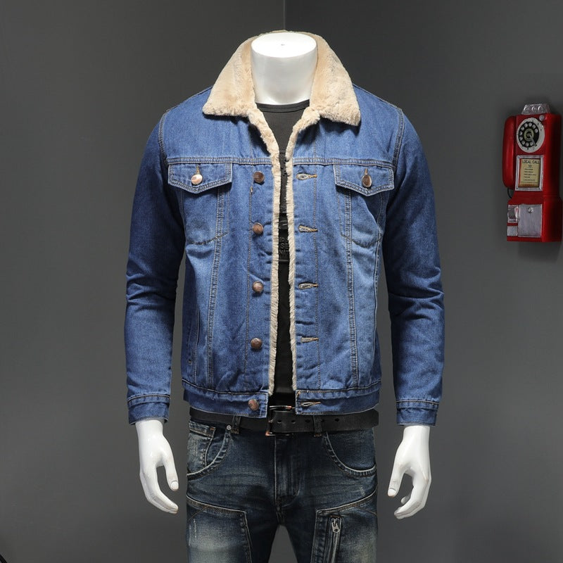 Giacca di jeans con fodera in pelliccia sintetica, bottoni in metallo, tasche frontali, esposta su manichino. Moda uomo, abbigliamento casual.