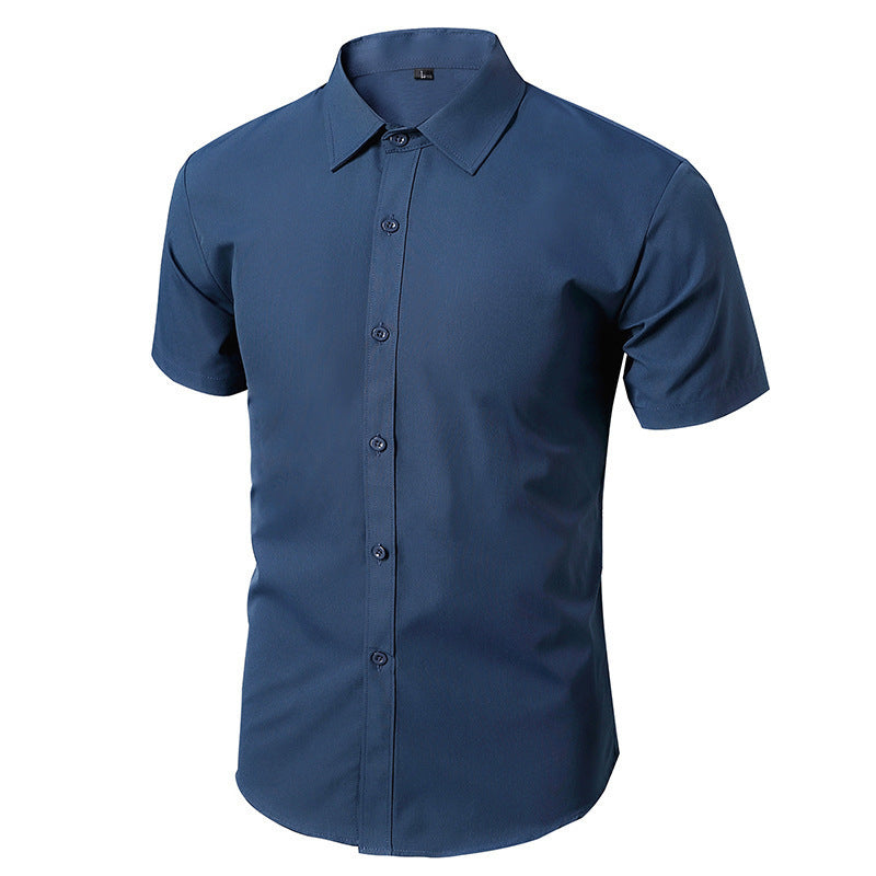 Camicia uomo blu a maniche corte, elegante e moderna, con colletto classico e bottoni frontali. Ideale per abbigliamento casual e formale.