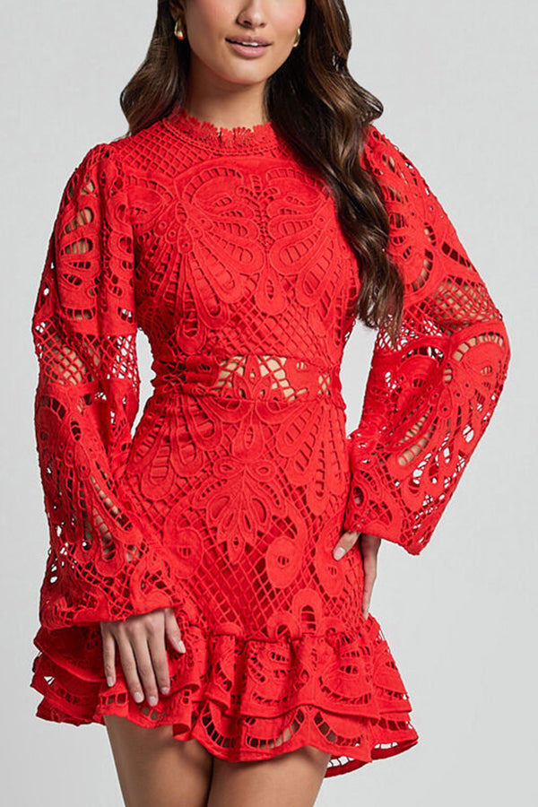 Abito rosso in pizzo con maniche lunghe e dettagli floreali, indossato da una donna. Moda elegante, vestito da sera, stile sofisticato.