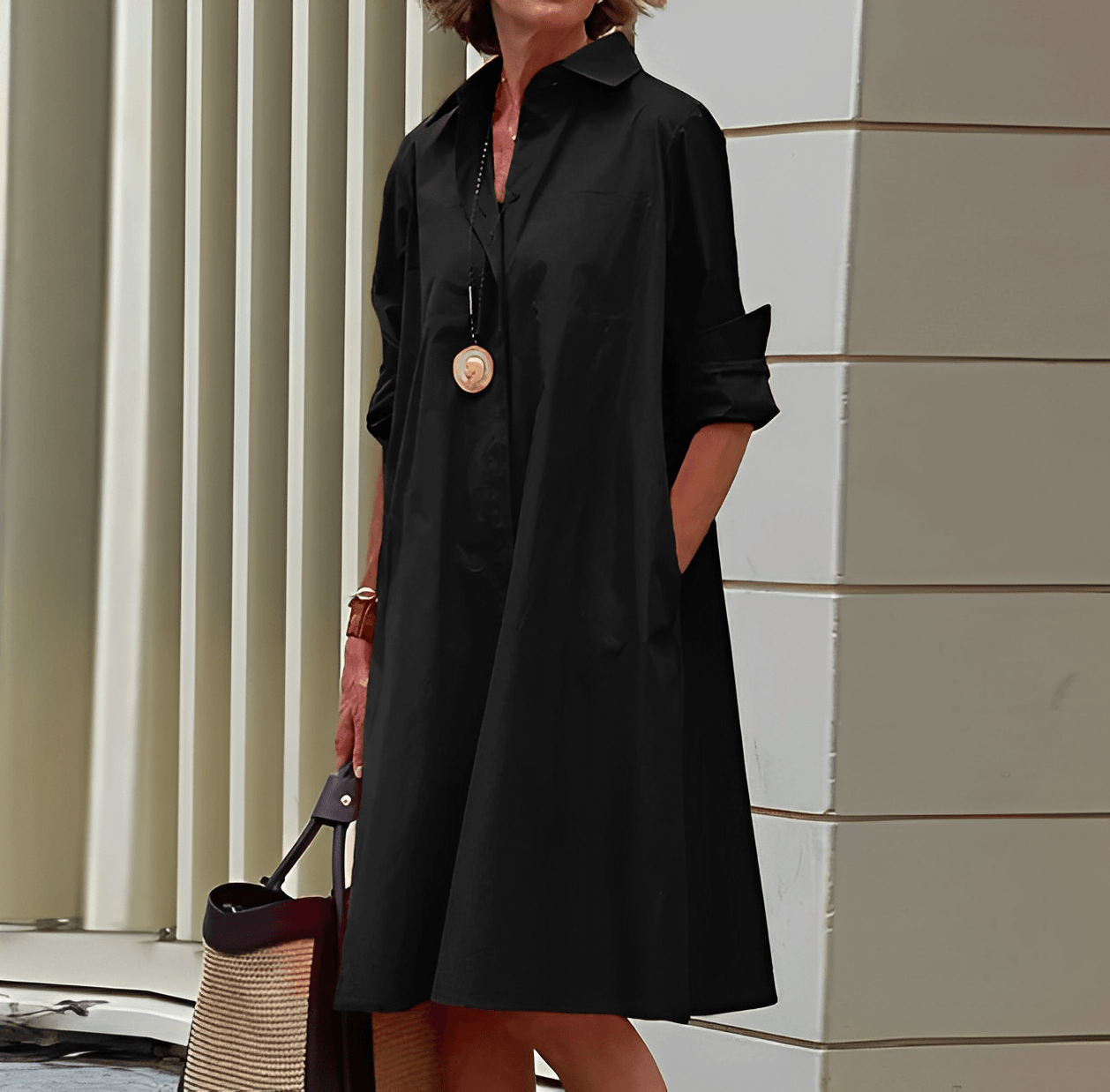 Abito con colletto risvoltato e silhouette elegante ideale per l'estate