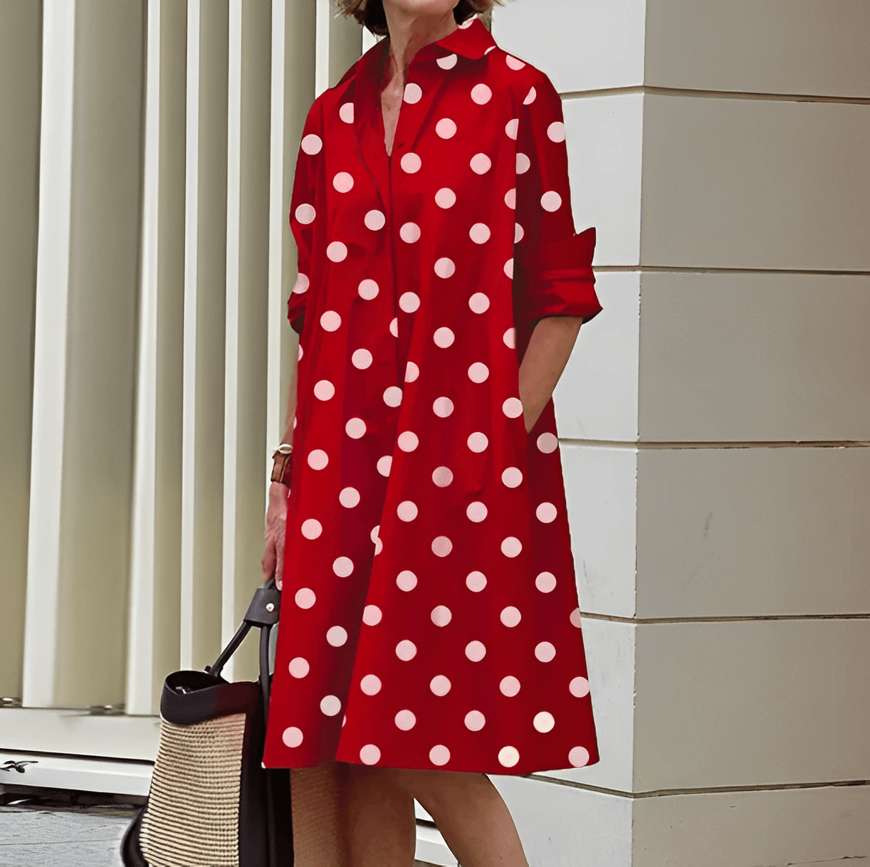 Abito con colletto risvoltato e silhouette elegante ideale per l'estate