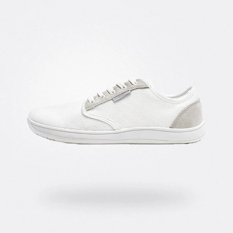 Scarpa da ginnastica bianca minimalista, design moderno, suola in gomma, tessuto traspirante, ideale per sport e tempo libero.