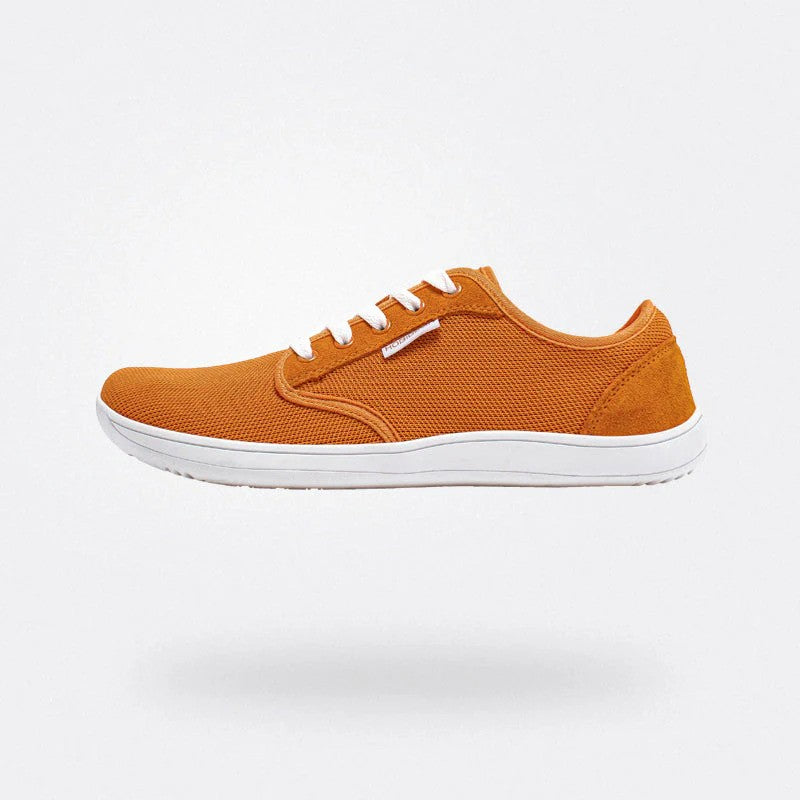 Scarpa sportiva arancione in tessuto traspirante con suola bianca, design moderno e casual, ideale per attività all'aperto e tempo libero.