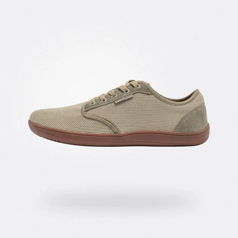 Scarpa casual beige in tessuto traspirante con suola marrone, design minimalista, ideale per comfort quotidiano e stile urbano.