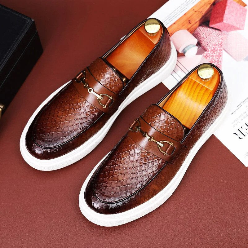 Scarpe mocassini uomo in pelle marrone con motivo a serpente, suola bianca, dettagli metallici dorati. Eleganti e alla moda, ideali per look casual-chic.