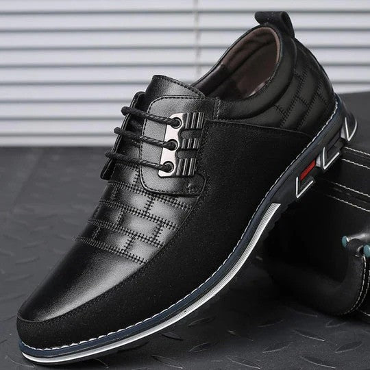 Scarpe eleganti da uomo in pelle nera con lacci, design moderno e suola antiscivolo. Ideali per abbigliamento formale e occasioni speciali.